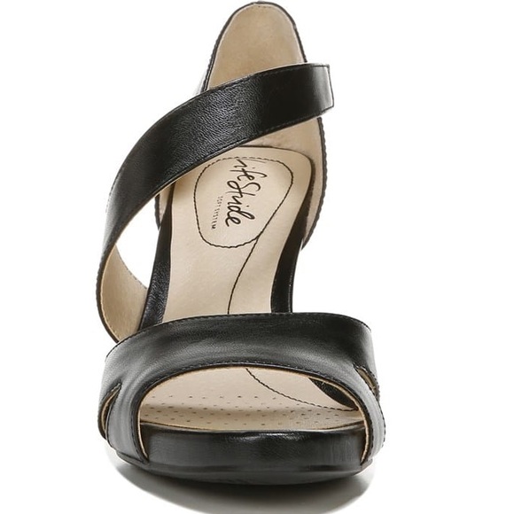 Mega Strappy Sandal. Size: 8 - Picture 8 of 11